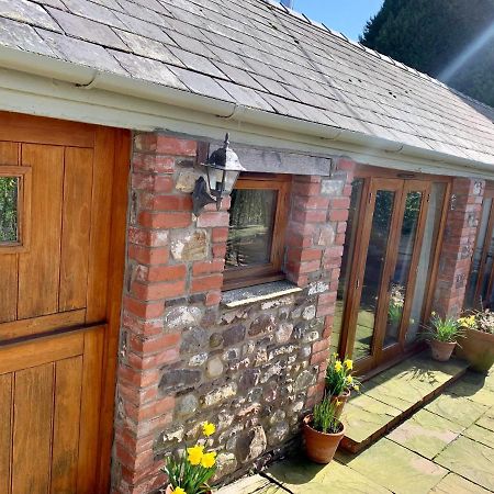 The Old Coach House Apartment Penpergwm Exterior photo