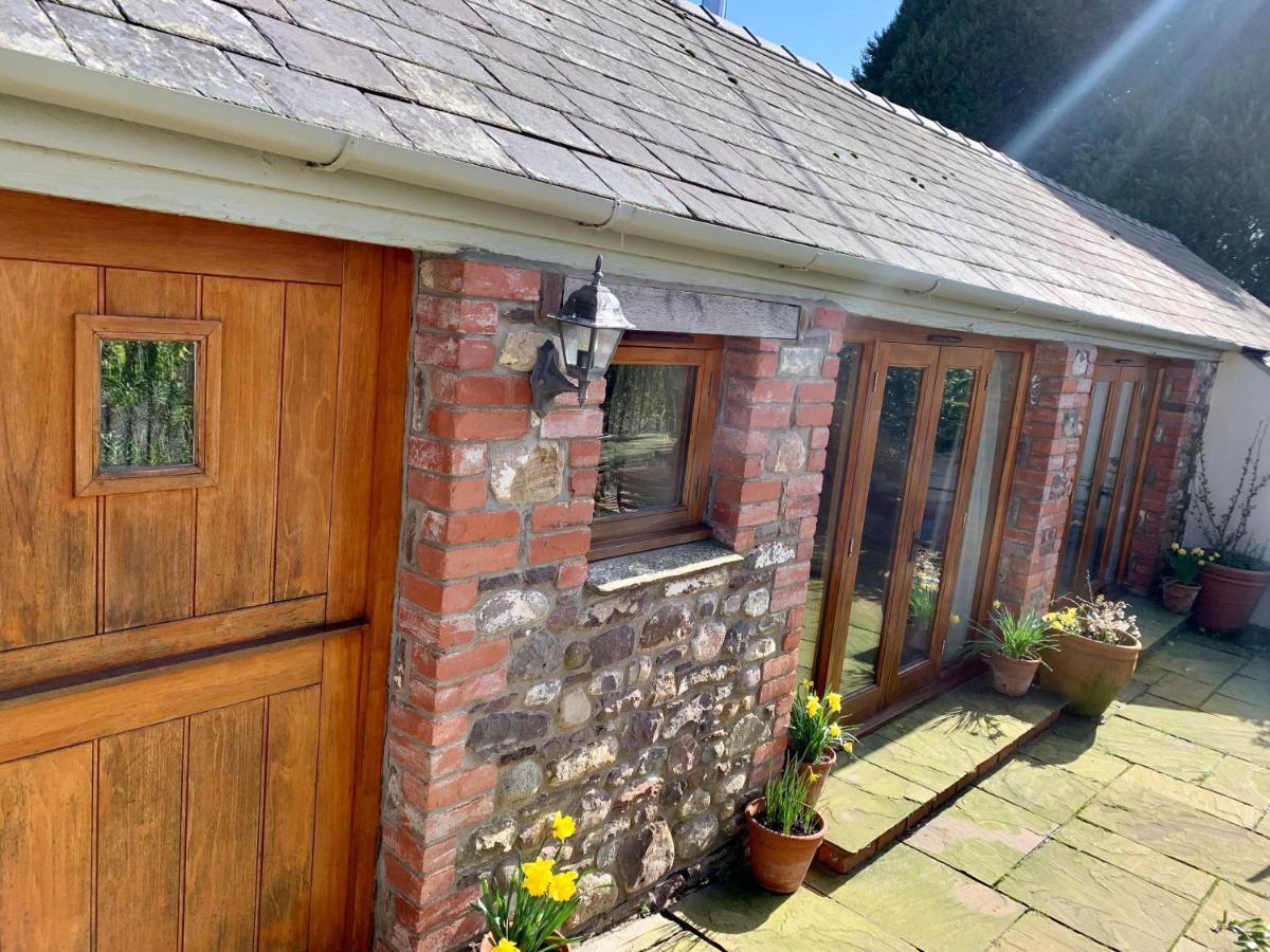 The Old Coach House Apartment Penpergwm Exterior photo